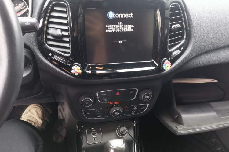 Used Jeep Compass 2017 200T Automatic Prestige Edition Audio And AC Panel