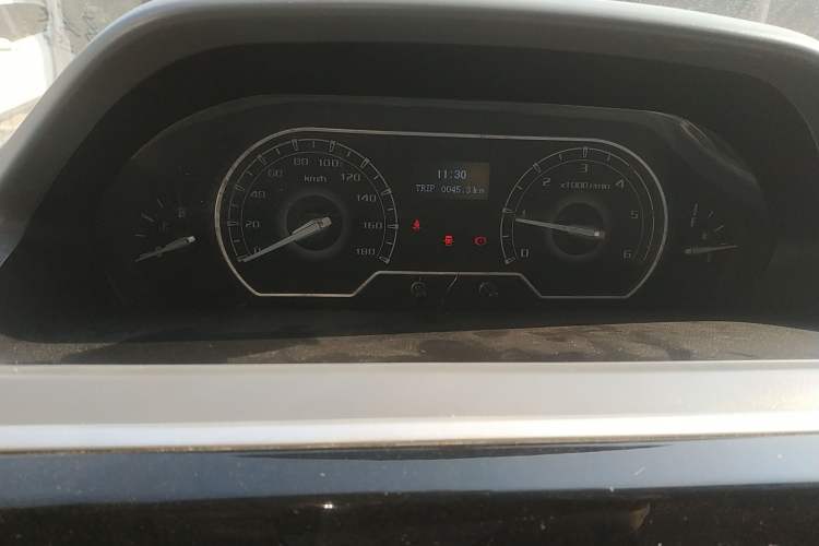 Used SAIC MAXUS Xintu V80 2023 2.0T Manual Classic City Delivery King Short Wheelbase Mid-Roof 3-Seater
