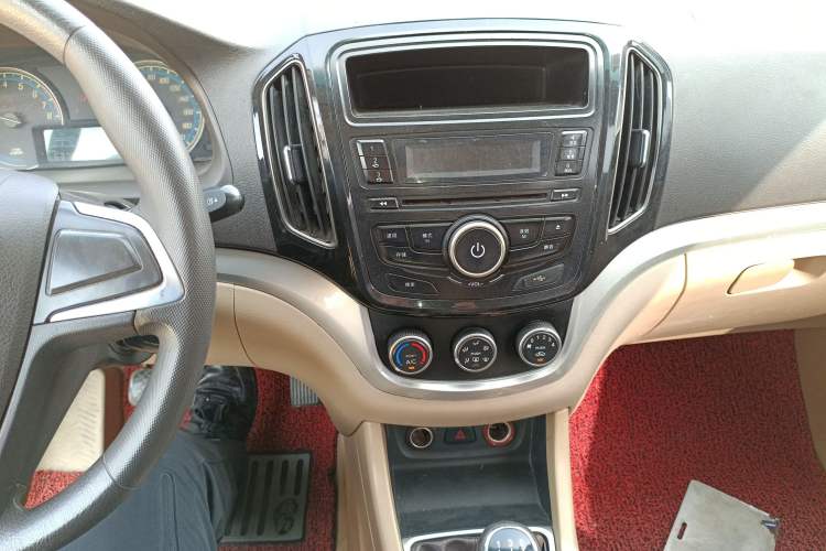 Used Baojun 730 2014 1.5L manual standard trim 7 seats Audio And AC Panel
