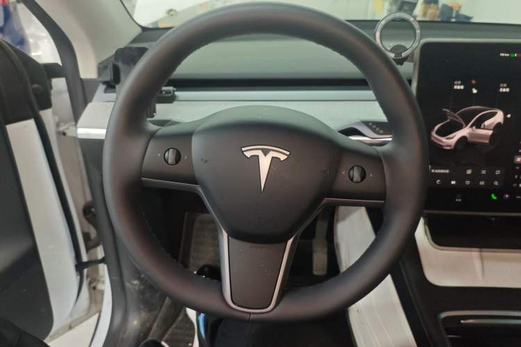 Used Tesla Model Y 2023 Long-Range All-Wheel-Drive Version Steering Wheel