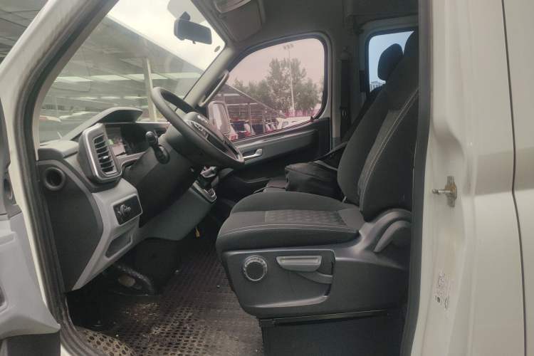 Used SAIC MAXUS Xintu V80 2023 2.0T AMT Classic Aoyuntong Power Version Long Wheelbase Mid-Roof Design 6/7/8/9-Seater