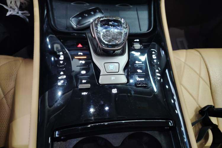Used Denza D9 2022 DM-i 970 Four-Wheel Drive Flagship Model Gear Lever
