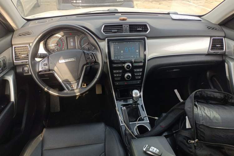 Used Haval H2 2016 Red Label 1.5T Manual Two-Wheel Drive Urban Edition Center Console