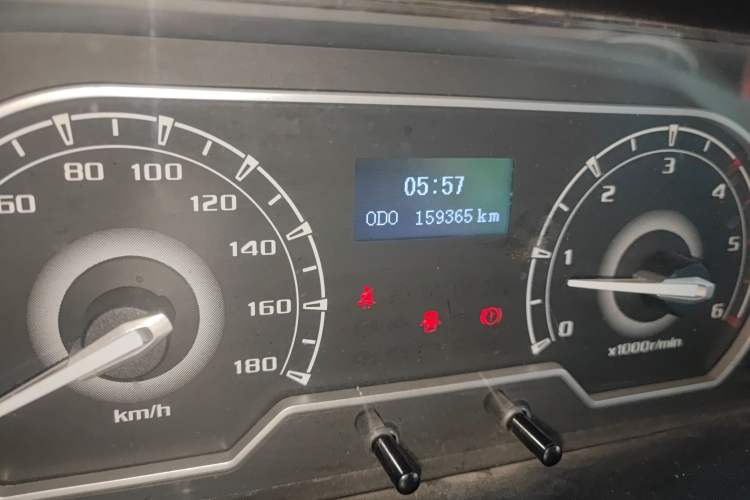 Used SAIC MAXUS Xintu V80 2019 2.5T Classic Edition 6-Speed Manual – Aoyuntong Modified Version Short Wheelbase Mid-Height Roof 5/6 Seats