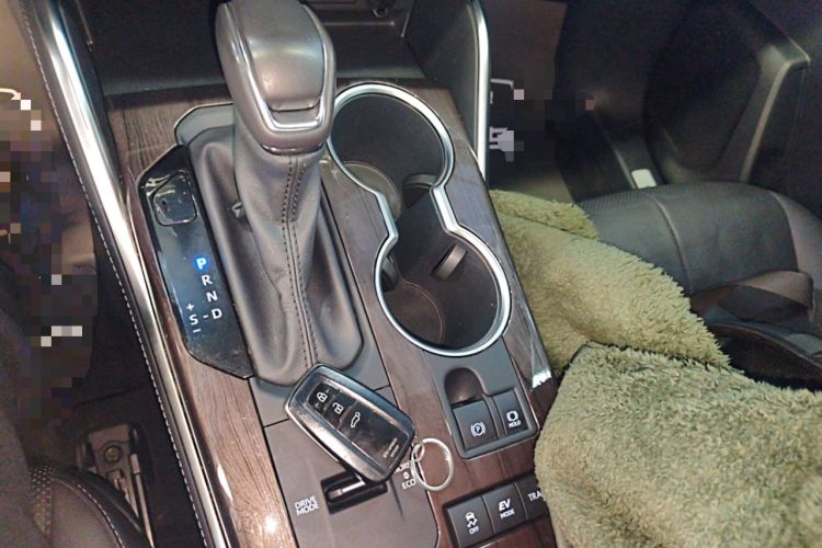 Used Toyota Highlander 2023 2.5L Smart Electric Hybrid Dual-Motor All-Wheel-Drive Supreme Edition – 7 Seats Gear Lever