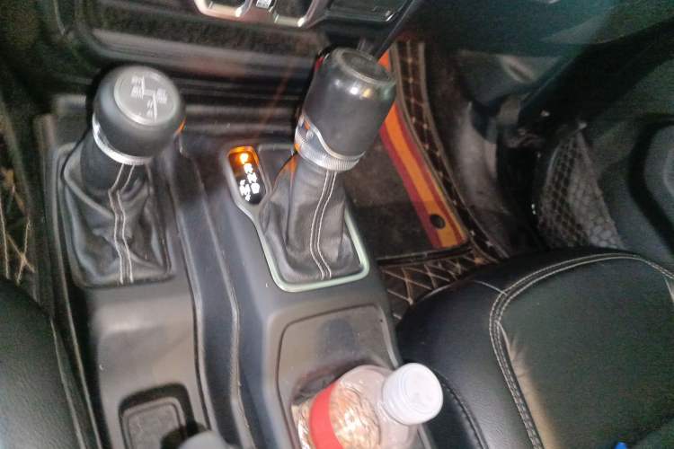 Used Jeep Wrangler 2019 2.0T Sahara Four-Door Version China VI Emission Standard Gear Lever