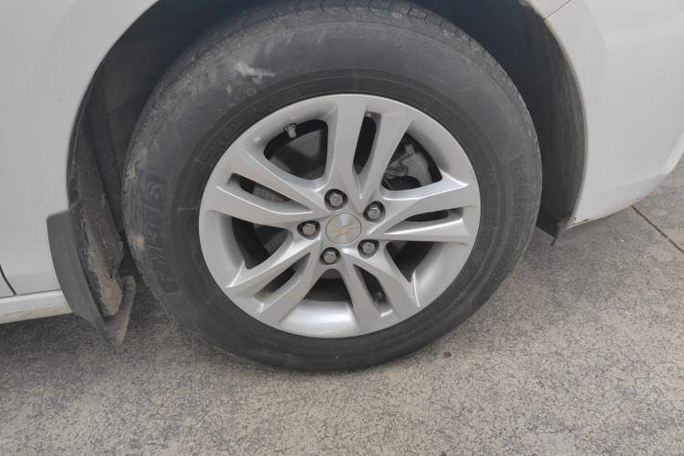 Used Chevrolet Cavalier 2019 320 Automatic Xinyue Edition Right Front Wheel Hub