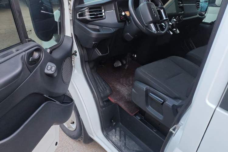 Used JMC Fushun 2023 2.0T Automatic Mid-Range High-Roof Commercial Multi-Purpose 7-Seater Passenger Vehicle Driver Seat