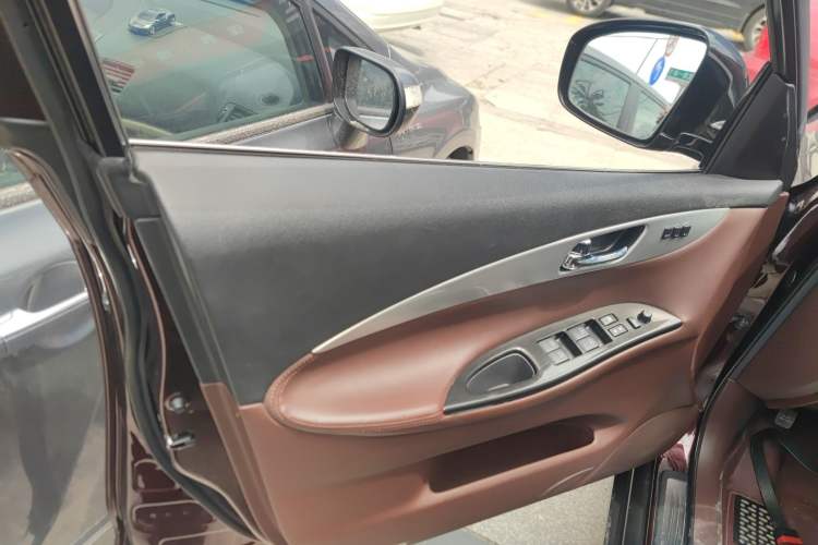 Used Infiniti QX50 2013 2.5L Two-Wheel-Drive Elegant Edition
