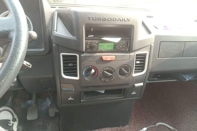 Used Iveco Daily 2021 2.8T V40 VAN厢式 Cargo Van 3-Seater Long Wheelbase Mid-Roof Design Dual Tires Manual Door