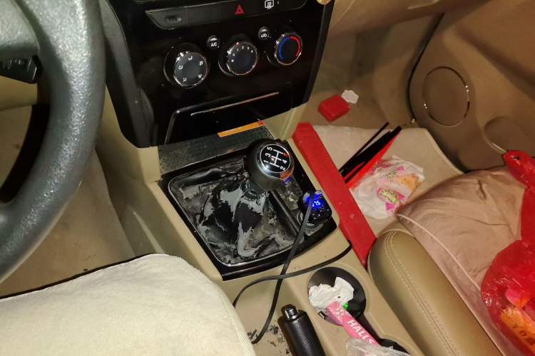 Used JMC Yusheng S350 2011 2.4T Two-Wheel-Drive Luxury 5-Seater Gear Lever