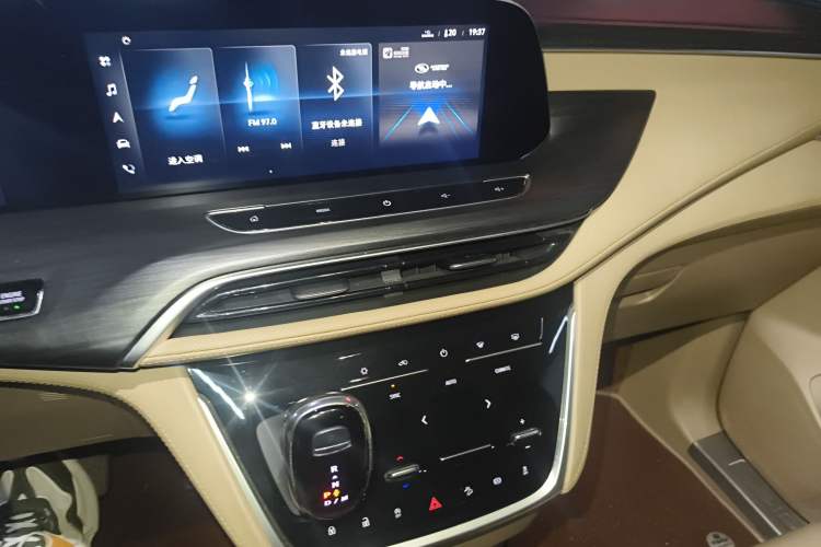 Used Buick GL8 2021 ES Land Cruiser 653T Luxury Edition Audio And AC Panel