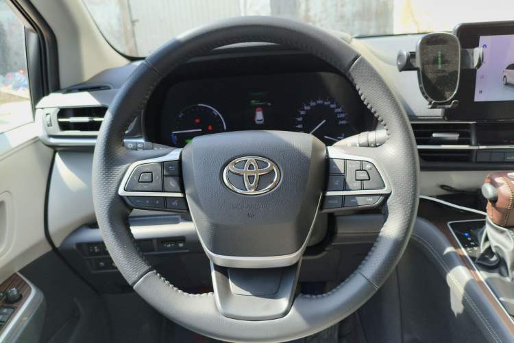 Used Toyota SIENNA 2026 Model 2.5L Dual-Engine Two-Wheel-Drive Comfort Edition Steering Wheel