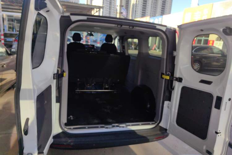 Used SAIC MAXUS Xintu V70 2023 2.0T Elite Edition Automatic Short Wheelbase Low Roof – 5/6 Seats