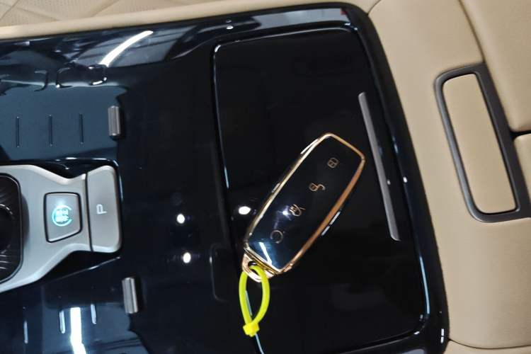 Used Denza D9 2022 DM-i 970 Four-Wheel Drive Prestige Model Vehicle Key