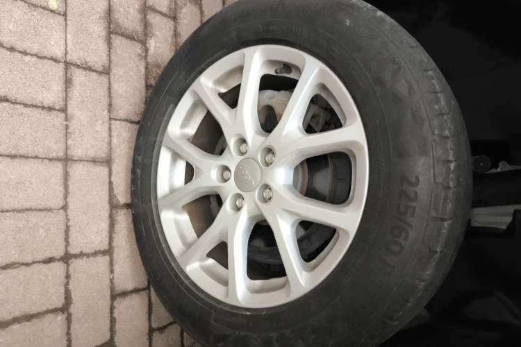 Used Jeep Cherokee 2016 2.0L Superior Edition Right Rear Wheel Hub