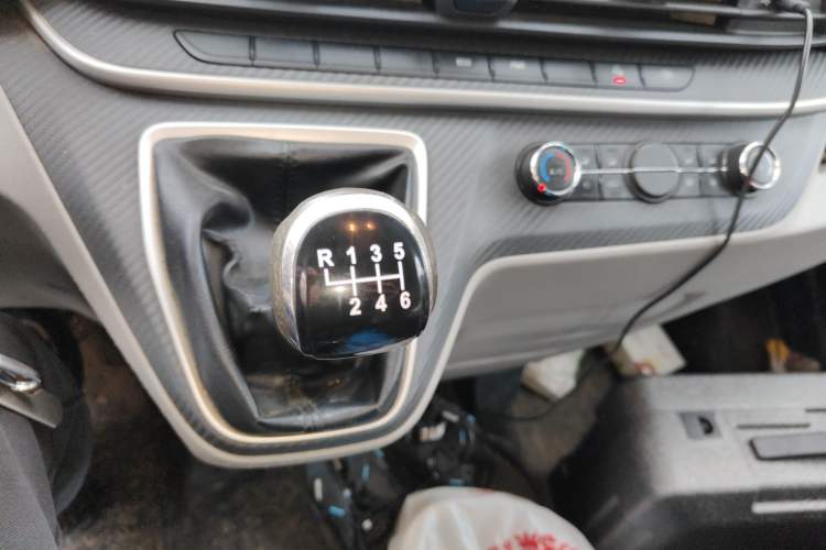 Used SAIC MAXUS Xintu V90 2021 2.0T Manual Zhiyun King Rear-Drive Single-Tire Long Wheelbase High-Roof 7-Seater Gear Lever