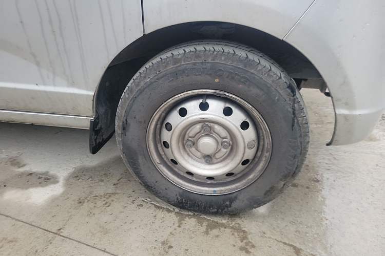 Used Wuling Rongguang S 2023 1.5L Base Version 5/7 Seats Right Front Wheel Hub