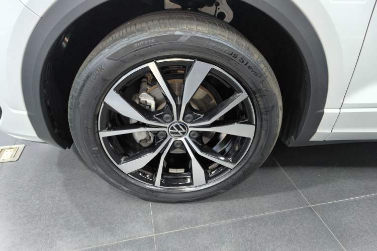 Used Volkswagen T-ROC 2025 Facelifted 300TSI DSG Two-Wheel-Drive Chen Guang Edition Left Front Wheel Hub