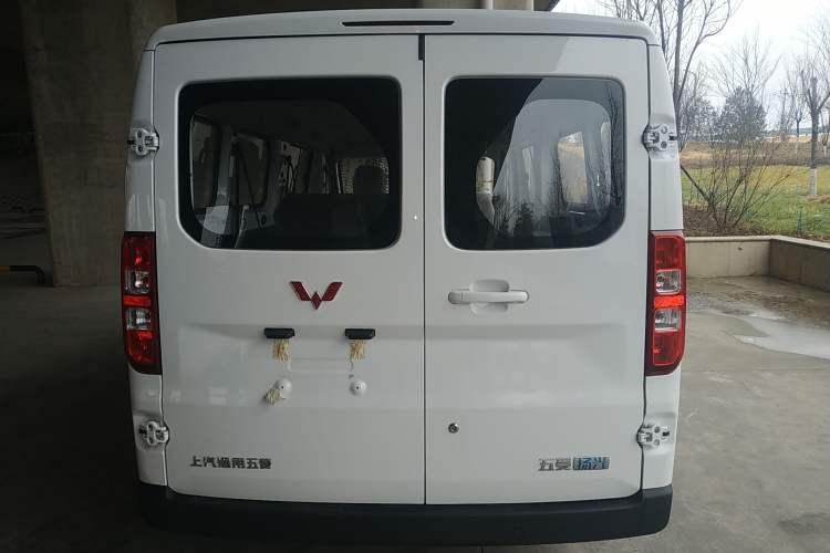 Used Wuling Yangguang 2024 300KM Comfort Version Passenger Van 75kW
