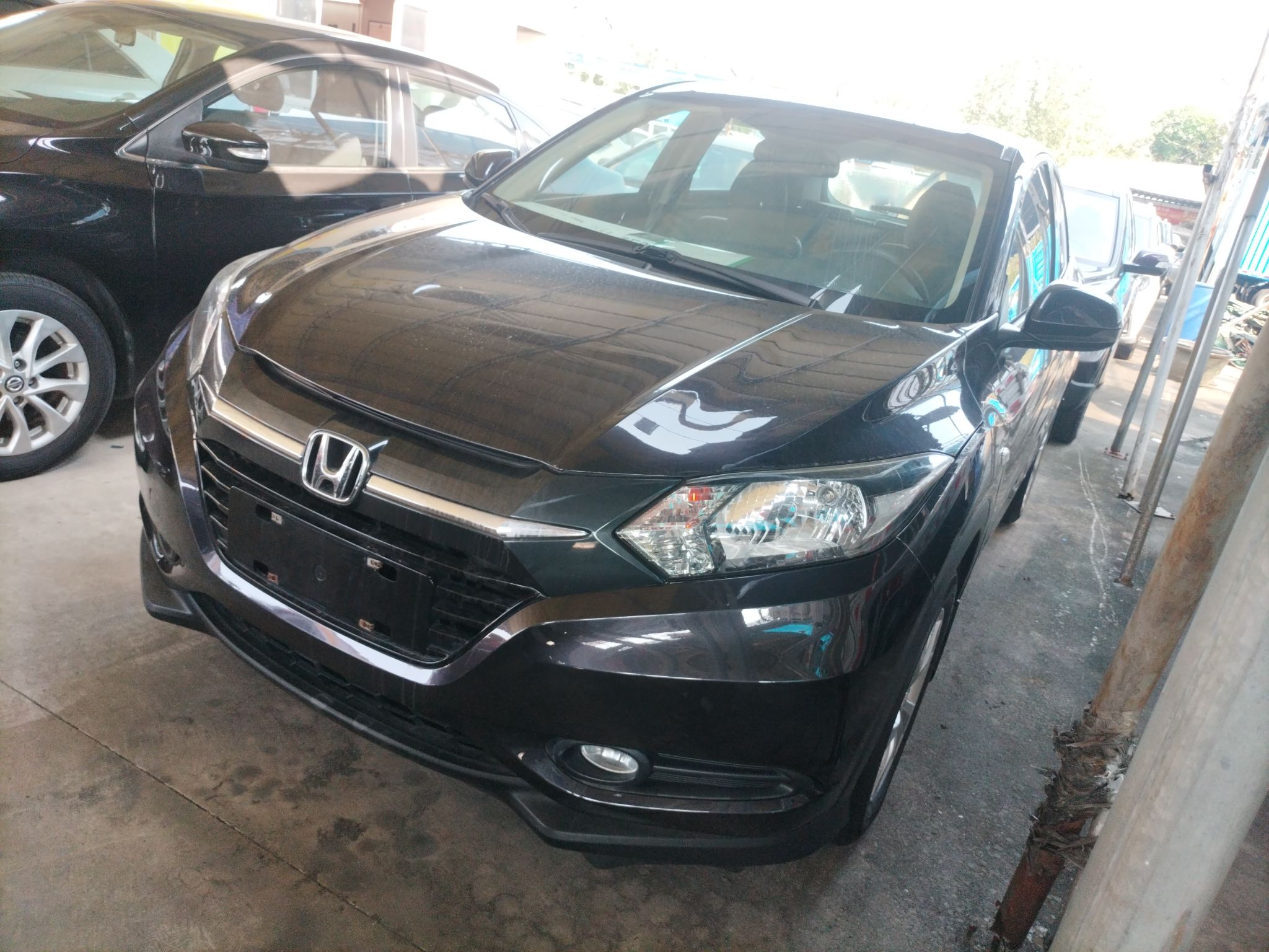 Под передней частью автомобиля