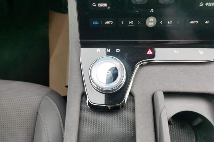 Used VOYAH PASSION 2024 PHEV Four-Wheel Drive Ultra-Long Range Flagship Model Gear Lever