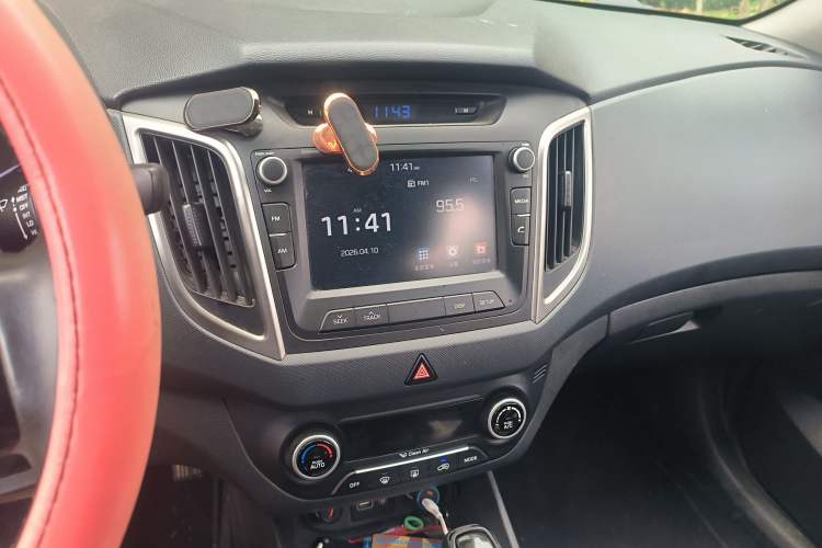 Used Hyundai ix25 2015 1.6L Automatic Two-Wheel-Drive Deluxe DLX Model Audio And AC Panel