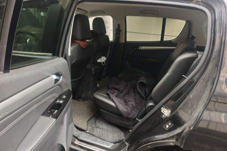 Used Isuzu mu-X 2017 3.0T Four-Wheel Drive Automatic Luxury 7-Seater China V Emission Standard