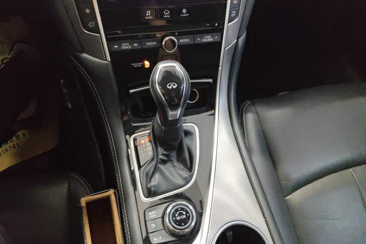 Used Infiniti Q50L 2018 2.0T Enjoyment Version China V Standard Gear Lever