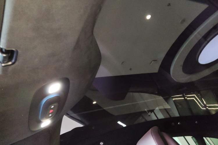 Used Xiaomi Auto SU7 2024 Four-Wheel Drive Ultra-Long Range Advanced Intelligent Driving Max Edition
