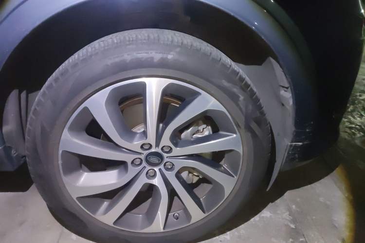 Used Land Rover Discovery Sport 2021 249 PS R-Dynamic S Performance Edition Right Front Wheel Hub