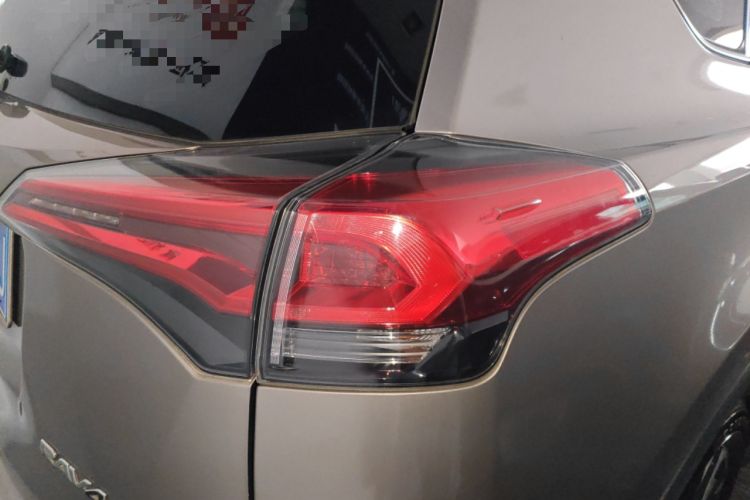 Used Toyota RAV4 2019 2.0L CVT Two-Wheel Drive Luxury Version China VI Standard
