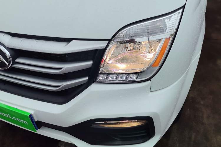 Used SAIC MAXUS Xintu V80 2024 Aotong Value Edition 6AMT Short Wheelbase Ultra-Low Roof 127 Ps 5/6 Seats
