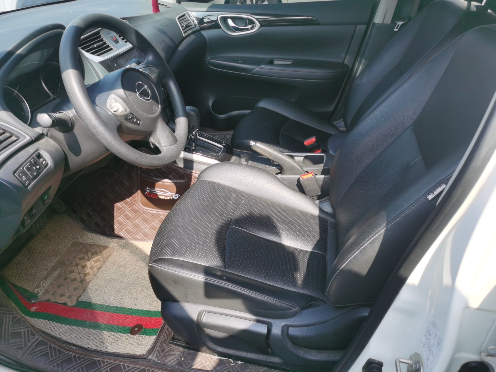 المقاعد الأمامية داخل السيارة