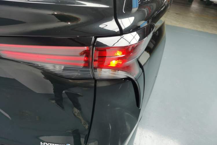 Used Toyota Granvia 2022 2.5L Hybrid Premium Edition Exterior 3