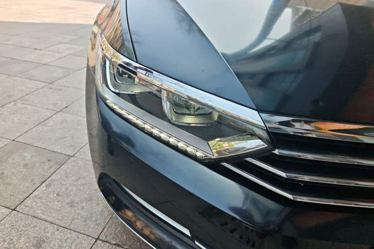 Used Volkswagen Magotan 2018 330TSI DSG Luxury Model Right Front Headlight