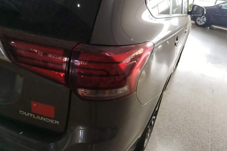 Used Mitsubishi Outlander 2019 2.0L Two-Wheel Drive Comfort Edition 7 Seats China V Emission Standard
