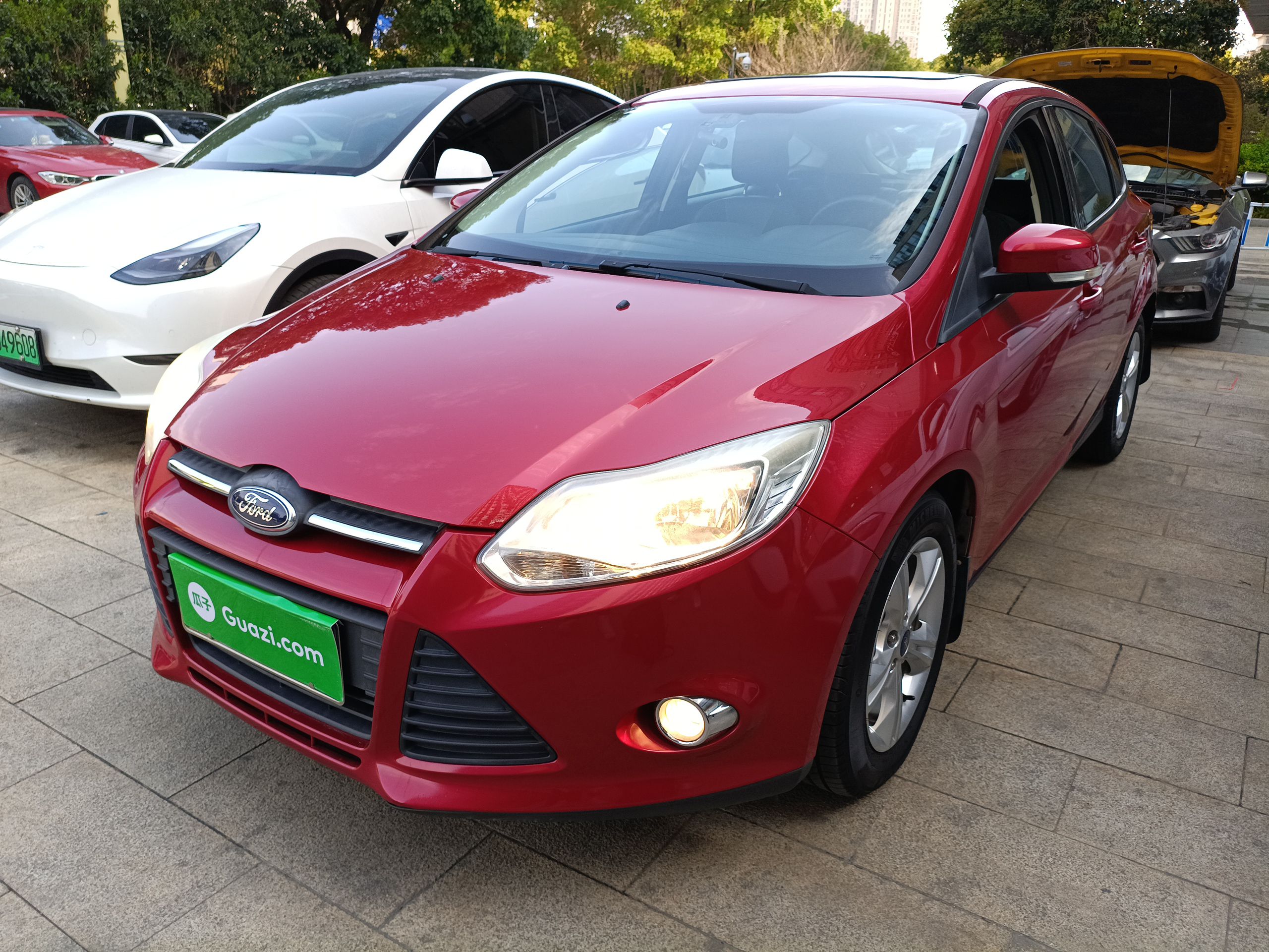 تحت مقدمة السيارة