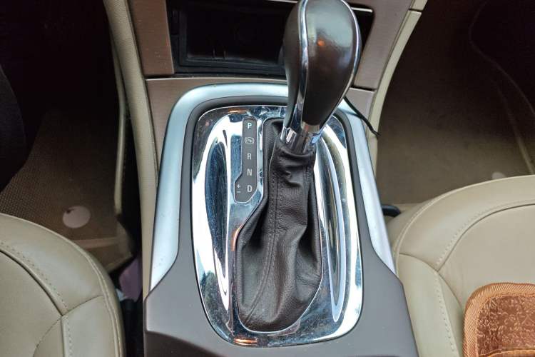 Used Buick Regal 2012 2.0L Luxury Edition Gear Lever