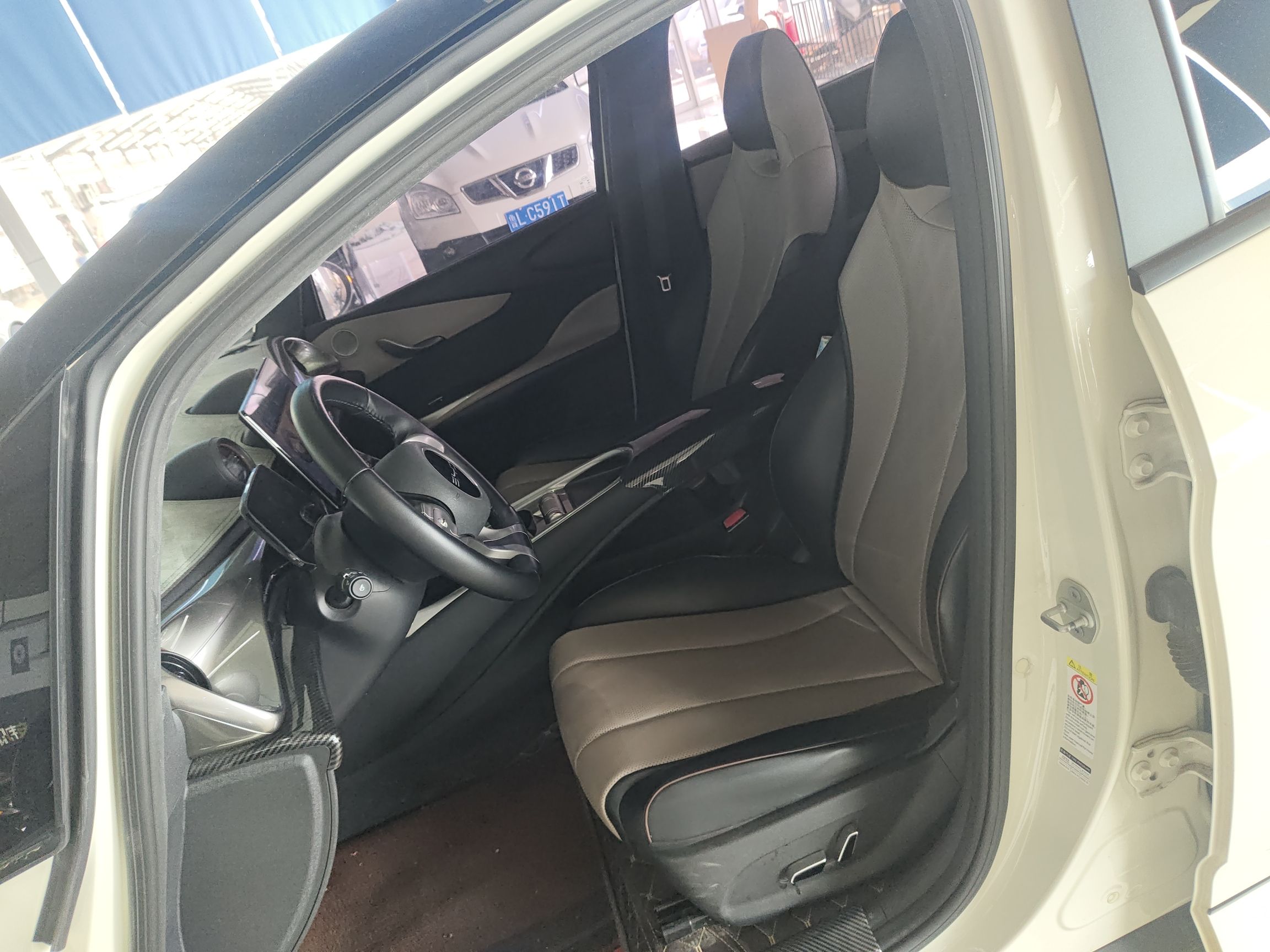 المقاعد الأمامية داخل السيارة