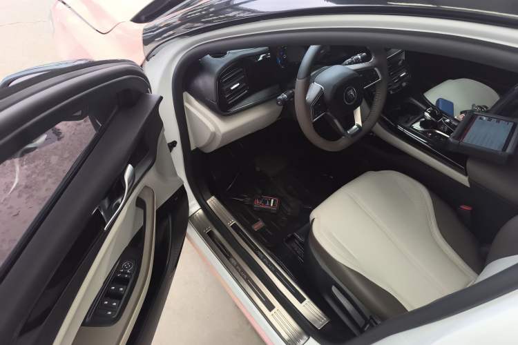 Used BYD Qin PLUS 2024 HONOR Edition DM-i 55KM Leading Model Driver Seat