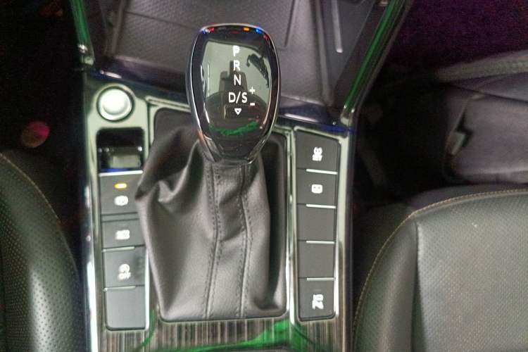 Used Volkswagen Passat 2021 330TSI Luxury Edition Gear Lever