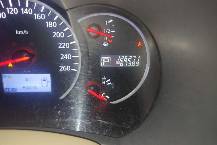 Used Nissan Quest 2015 3.5L SL Odometer Close Up