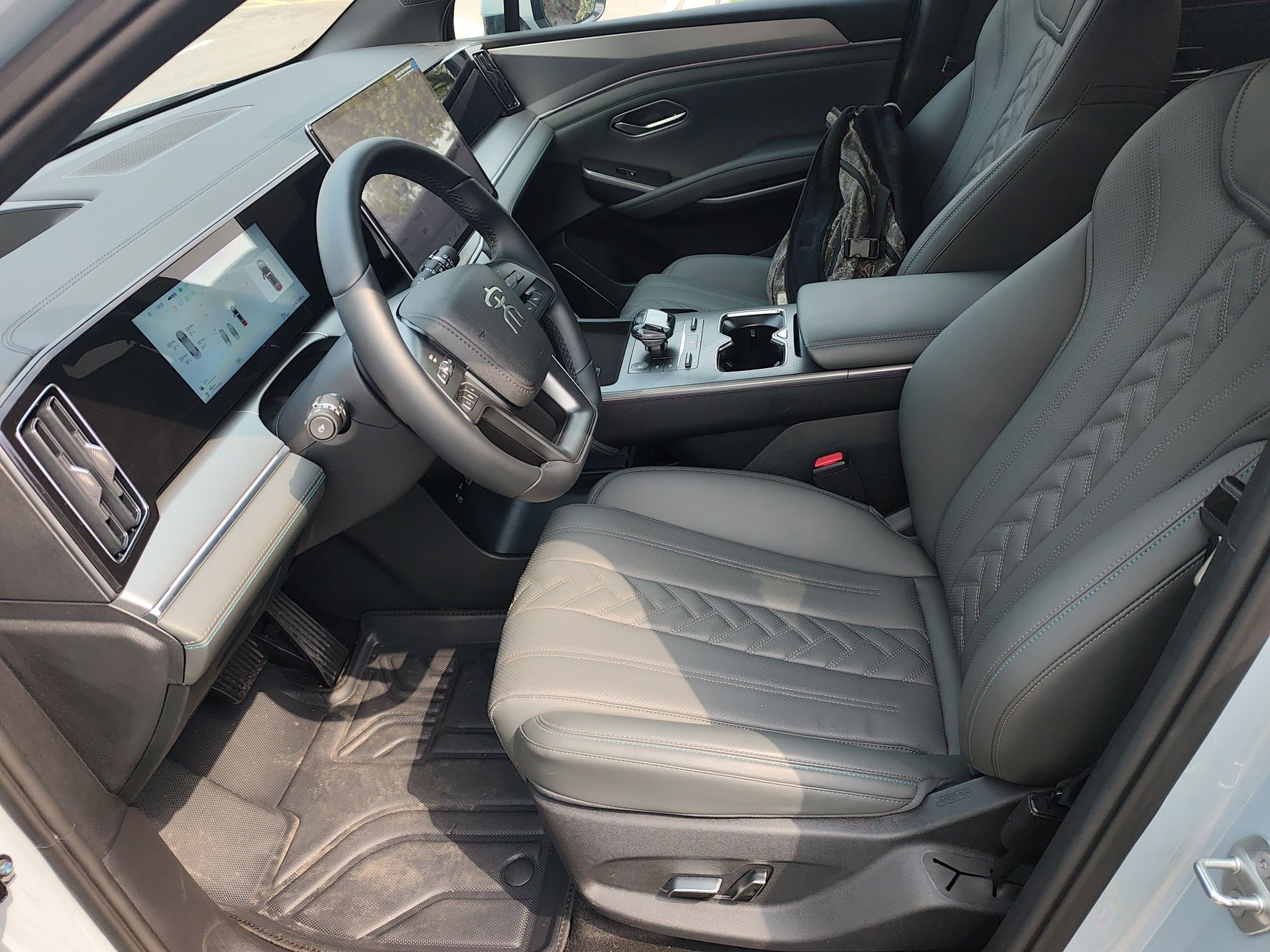 المقاعد الأمامية داخل السيارة