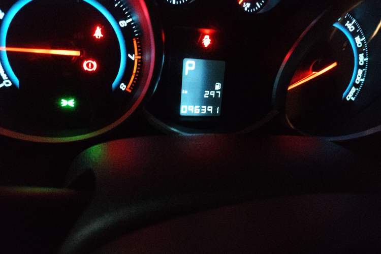 Used Chevrolet Cruze 2013 Hatchback 1.6L Automatic Luxury Model Odometer Close Up