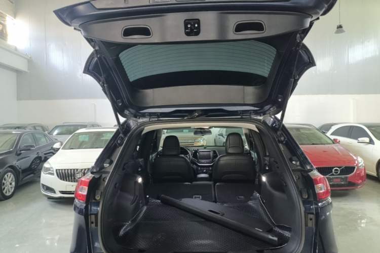Ojetý Jeep Cherokee 2017 2.0L Superior Edition