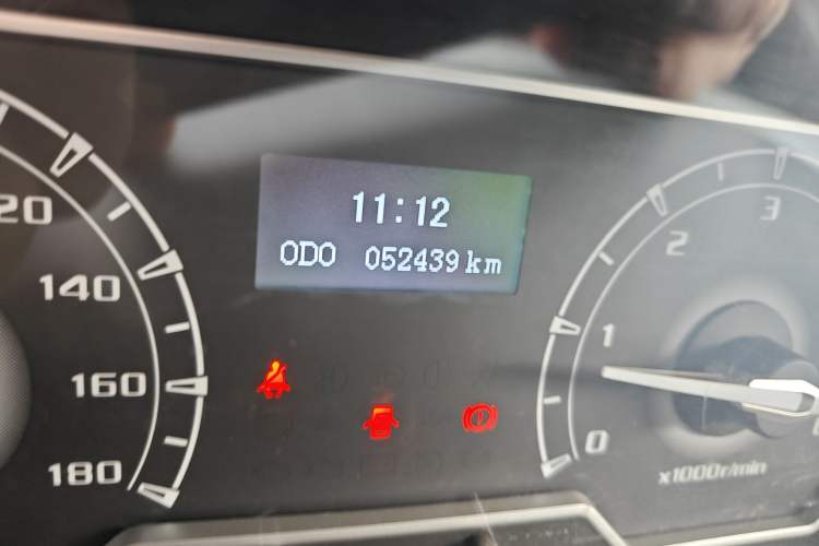 Used SAIC MAXUS Xintu V80 2019 2.5T Classic Edition 6-Speed Manual – Aoyuntong Short Wheelbase Mid-Height Design 5/6 Seats Odometer Close Up