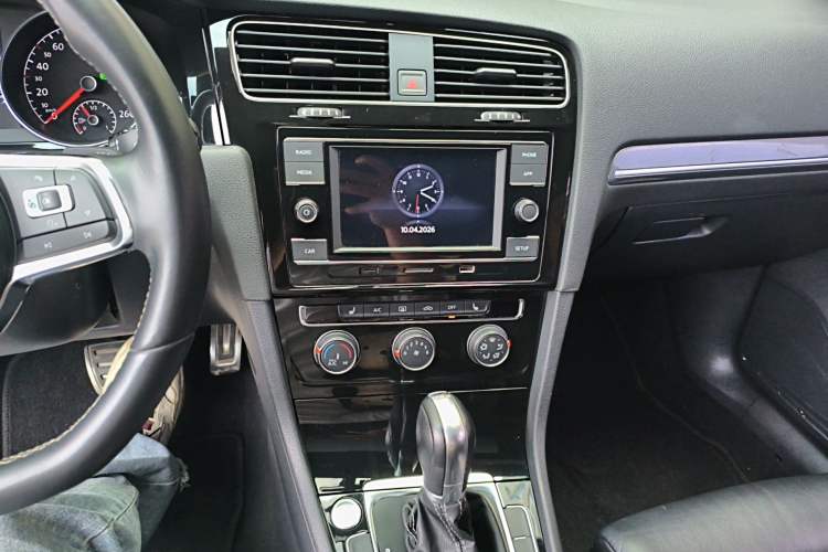 Used Volkswagen Golf 2018 280TSI Automatic R-Line Model Audio And AC Panel