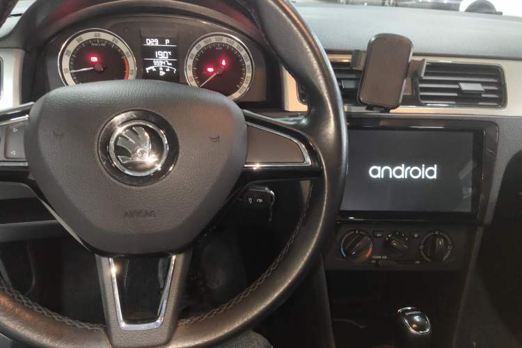 Used Skoda Rapid 2018 1.6L Automatic Comfort Edition Center Console