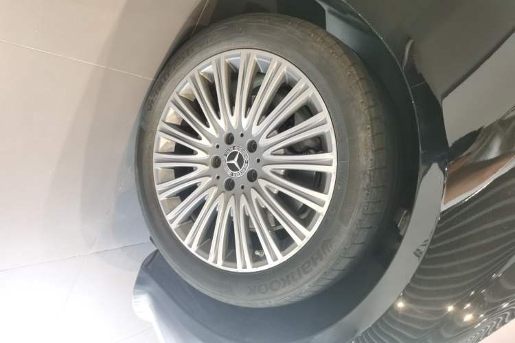 Used Mercedes-Benz E-Class 2023 E 300 L Sport Luxury Edition Right Front Wheel Hub